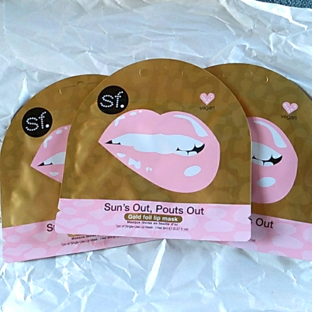 Gold foil lip mask